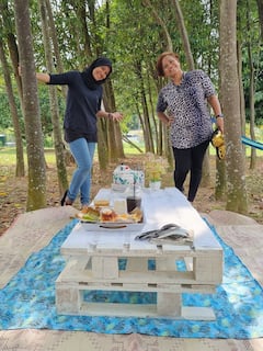 Pícnic relajado en el bosque cerca de Klia, Sepang