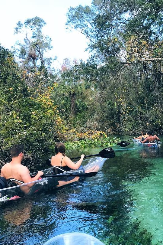 Paddle durch Rock Springs in einem transparenten Kajak