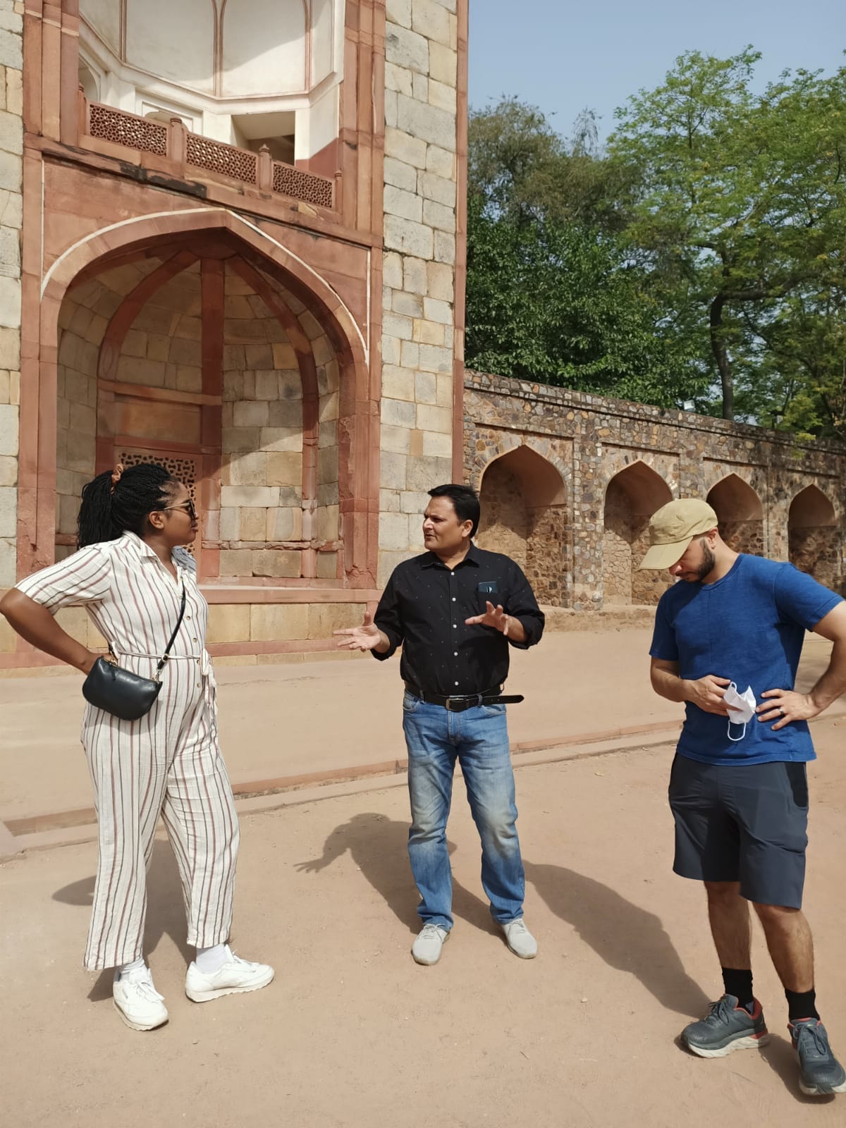 Enjoy the contrasting charms of Old & New Delhi