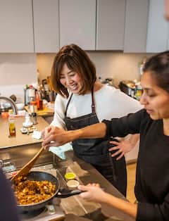 在世田谷的家中制作味噌拉面和煎饺