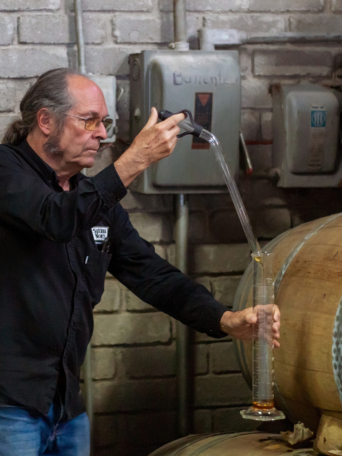 Разгледайте склада на Sierra Norte Whiskey Barrel