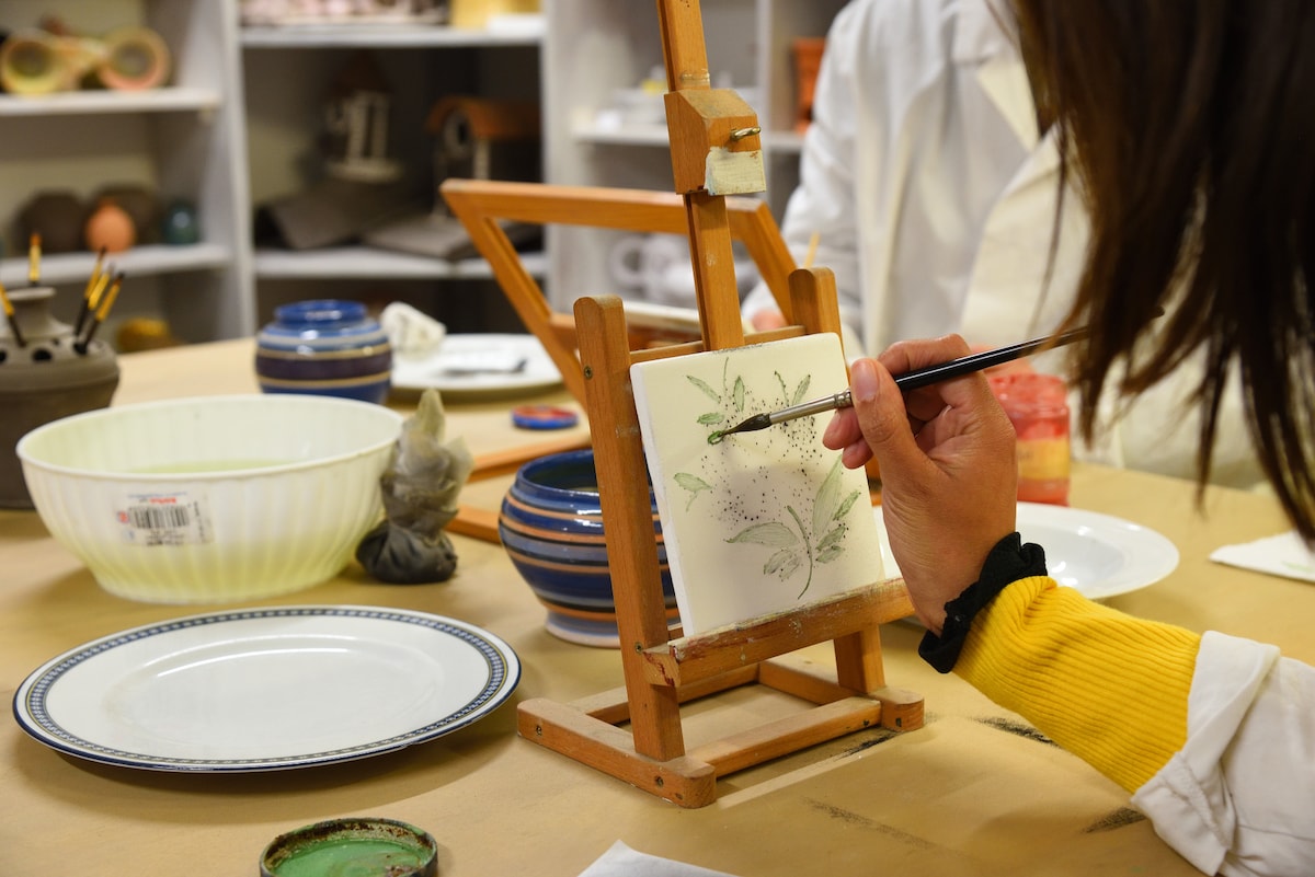 Learn maiolica decoration