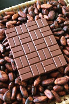 Aprenda técnicas antigas de fabricação de chocolate