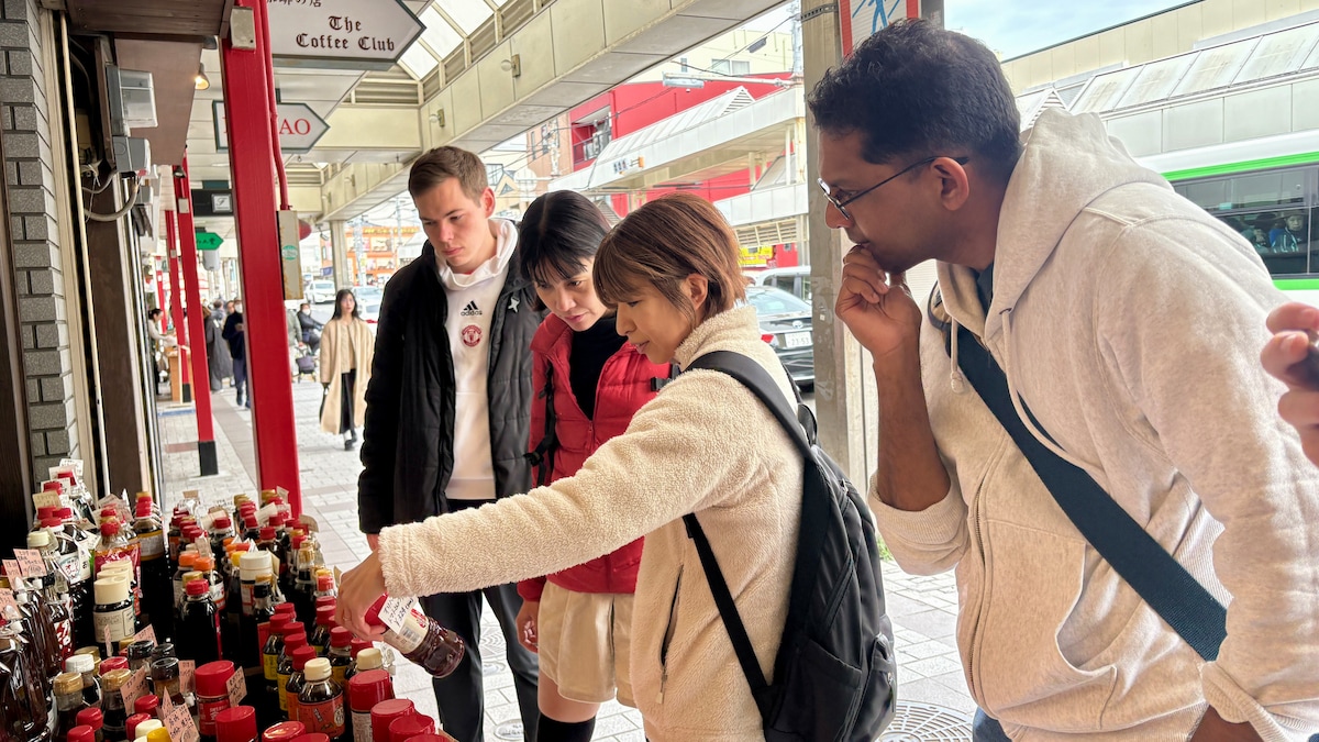 Make hand-rolled sushi