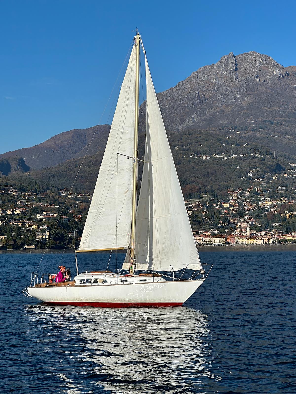 Sailing Lake Como the quiet clean way