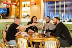 ללגום וללמוד על יינות יווניים מתחת לאקרופוליס
