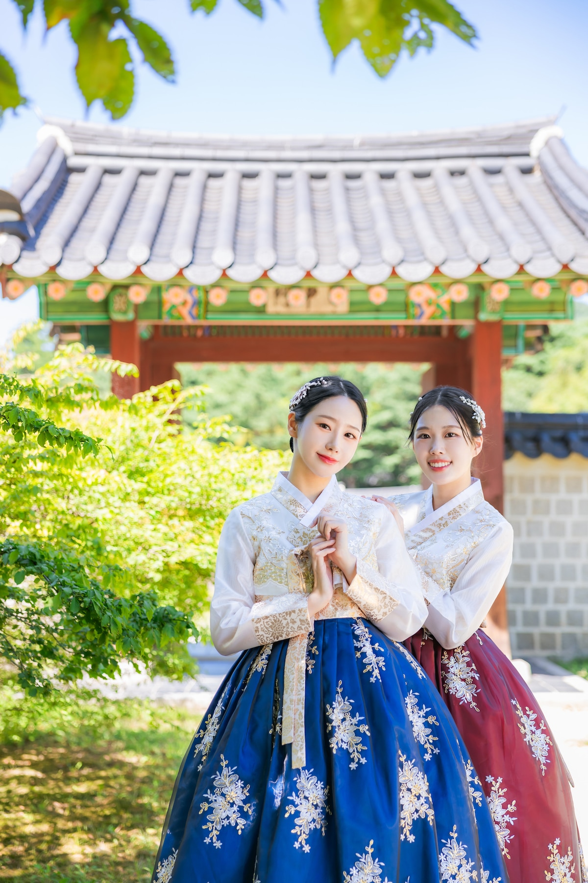 Dress up and hanbok walk through a palace