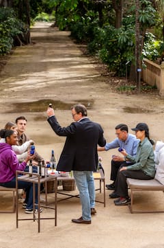 在花园里与侍酒师一起品尝橄榄油
