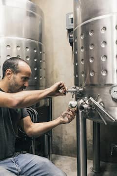 סיור במבשלת בירה כפרית בת קיימא עם אמן בישול בירה