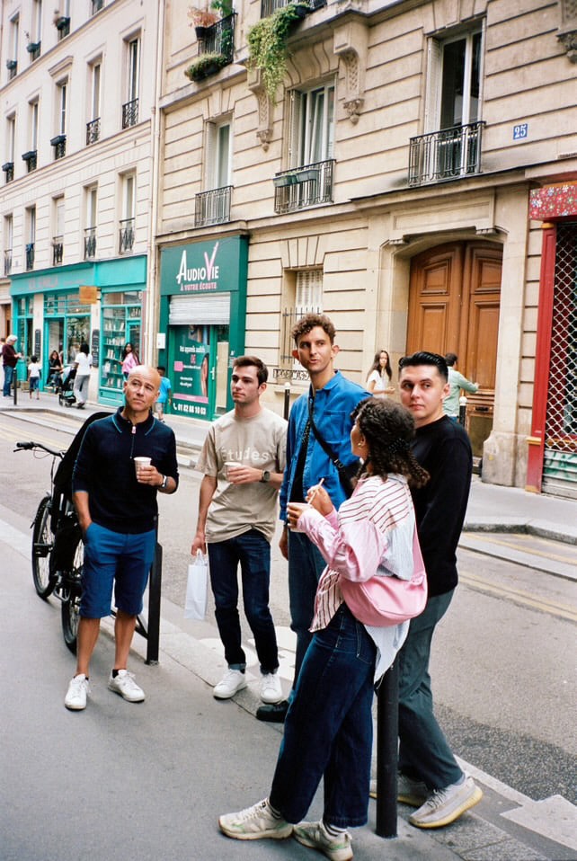 Plongez la scène du café à Paris