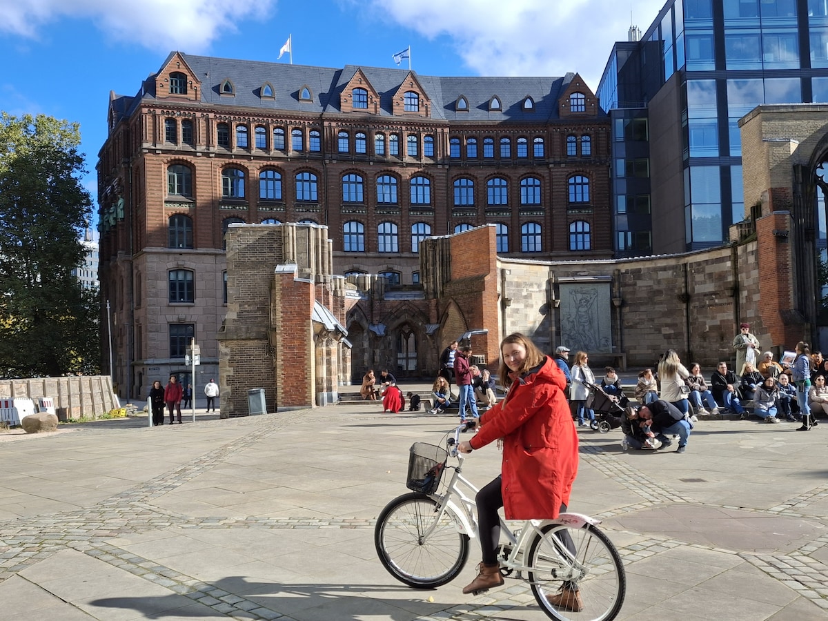 Experience Hamburgs highlights by bike