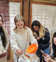 在韩屋里酿造传统韩国米酒
