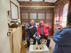 在韩屋里酿造传统韩国米酒