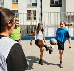 Juega fútbol callejero con un exjugador profesional de la selección mexicana