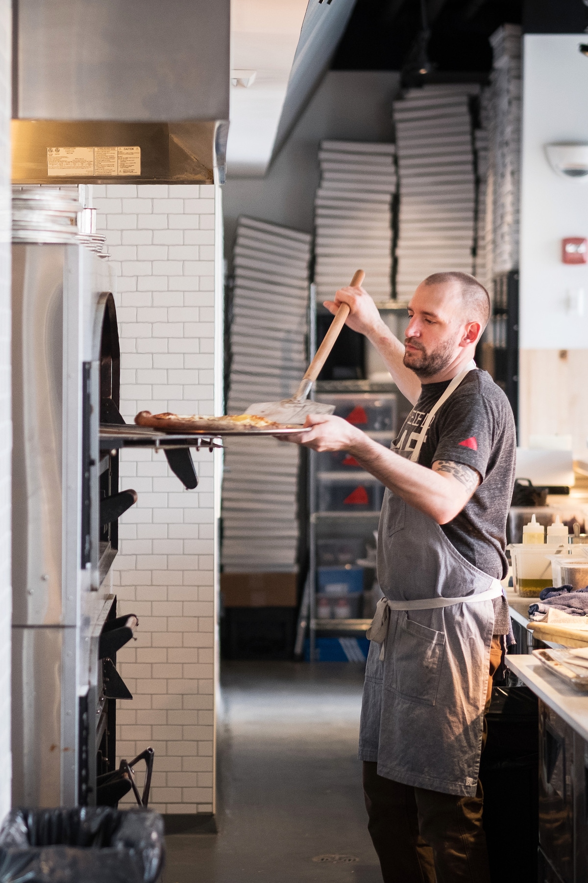 Probiere Chicagos einzigartige Pizzastile mit dem Bus