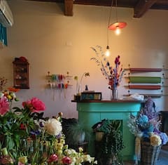 Crea un accesorio floral con una artista botánica