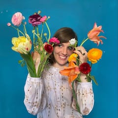 Crea un accesorio floral con una artista botánica