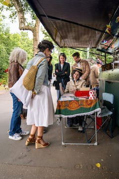 Слушайте парижки стихове