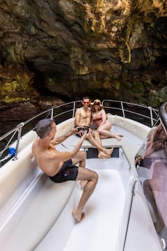 En bateau dans le bleu de Polignano avec apéritif