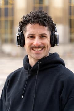 Descubre la ciudad con un paseo consciente con auriculares