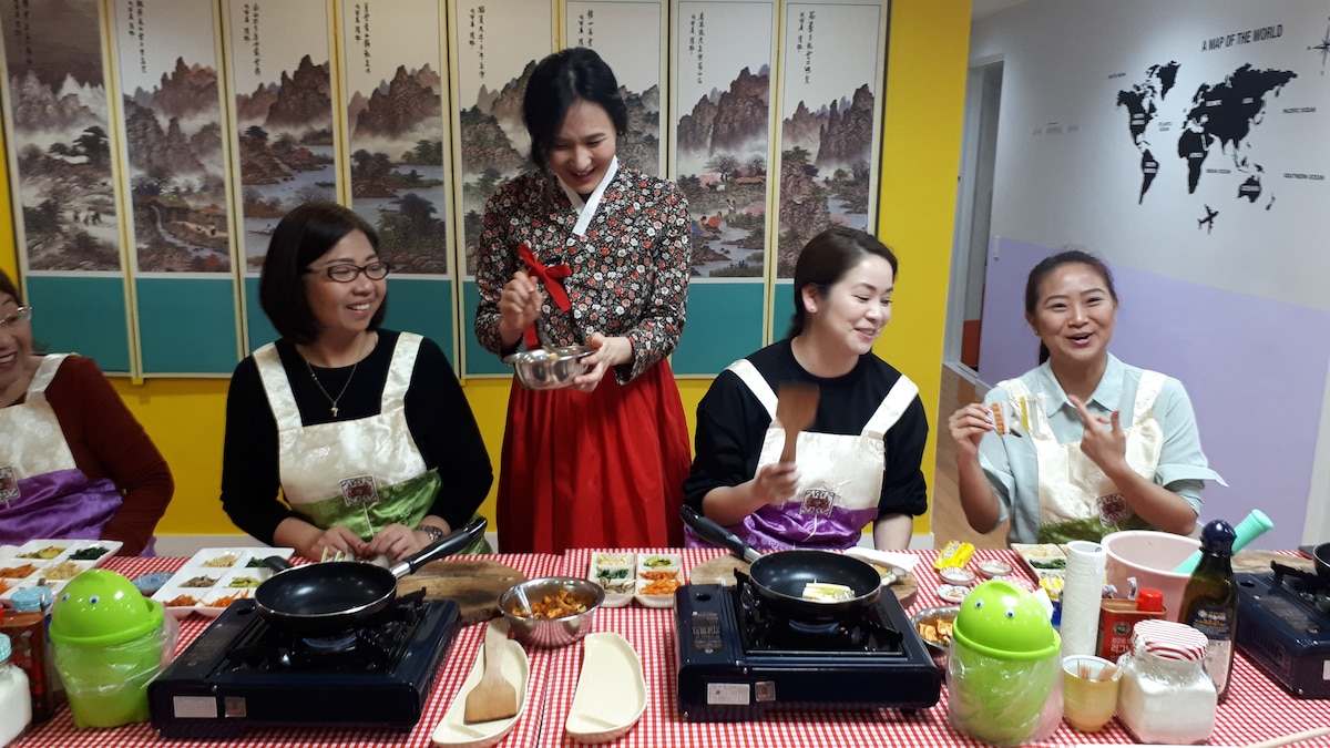 現地家庭の伝統料理と市場散策