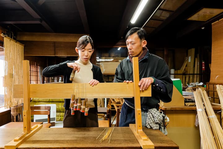 Create bamboo coasters with a skilled craftsman