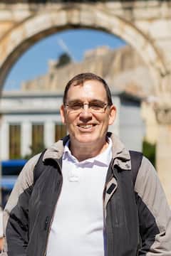 לשוטט באתונה של האדריאנוס עם היסטוריון