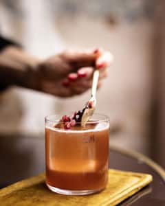 Prepare cocktails in the Abricot vegan bar