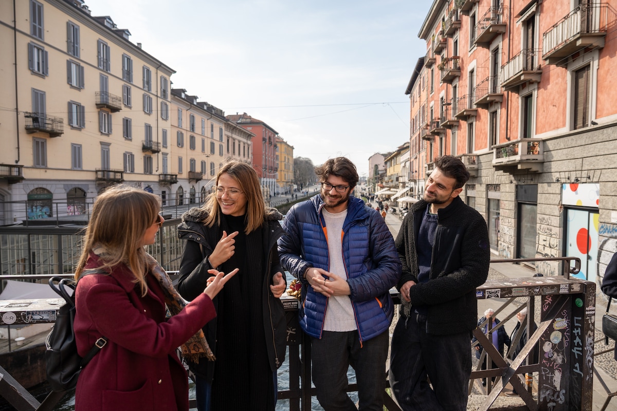 Sunset food and drink tour in the Navigli district