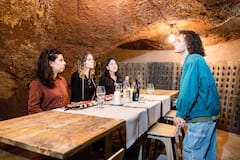 Geniet van wijn bij kaarslicht in een oude Romeinse grot