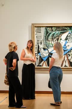 เดินชมพิพิธภัณฑ์ Stedelijk กับนักข่าวด้านศิลปะ