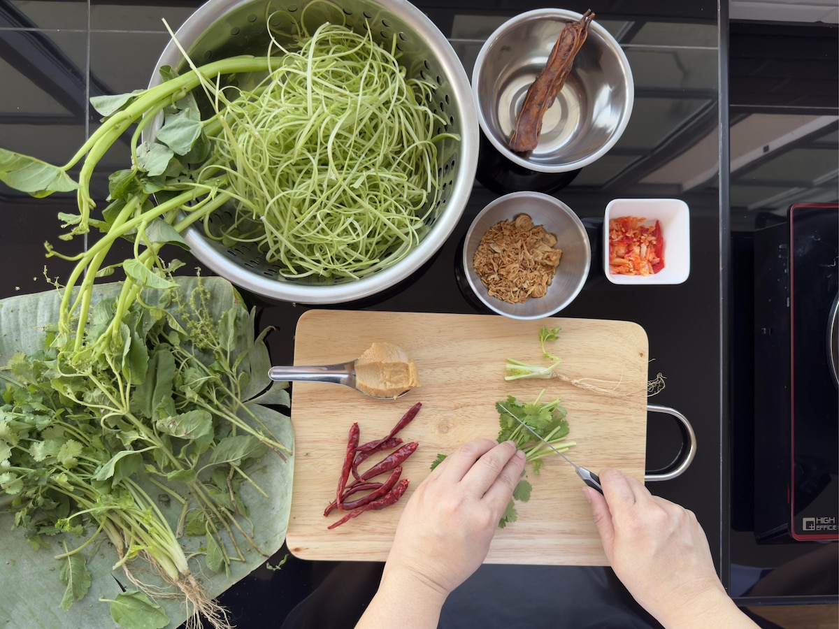 Market tour and cooking class in a family home