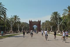 Explora Barcelona en un tour en bici para grupos pequeños