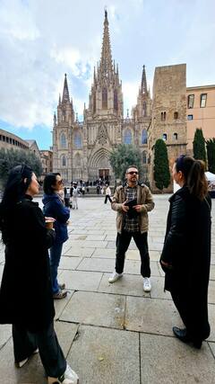 Old Town, Montjuic and Fountain - Small Group Tour