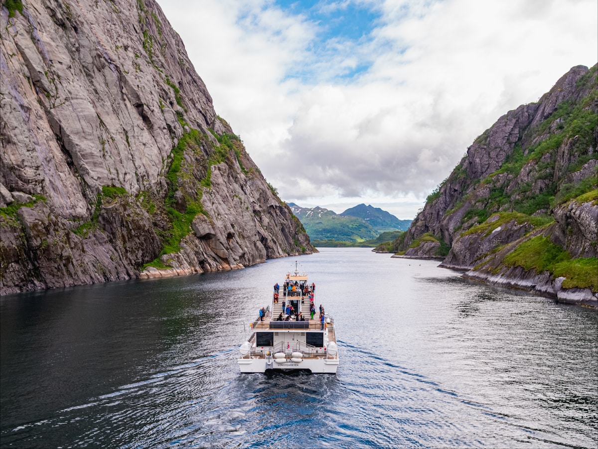 Silent Trollfjord cruise by hybrid catamaran