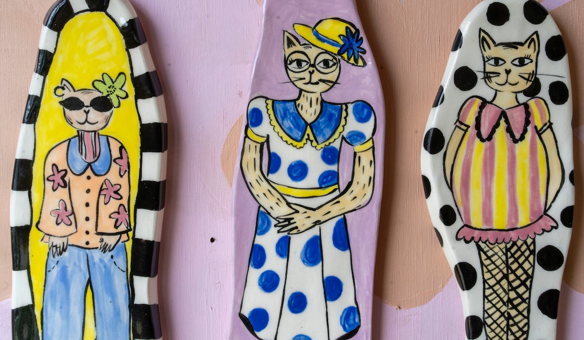 Design illustrated ceramic pieces