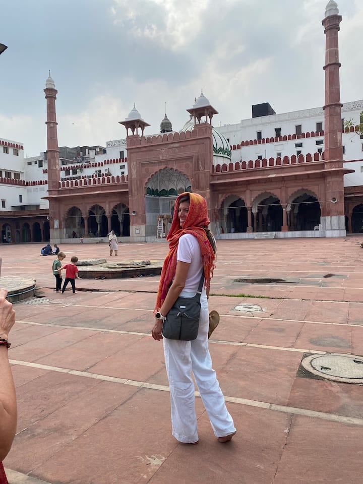 ახალი და ძველი დელი ადგილობრივ მეგობართან ერთად