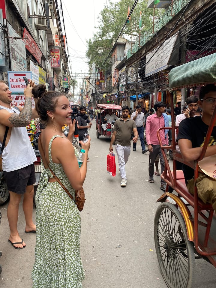 ახალი და ძველი დელი ადგილობრივ მეგობართან ერთად