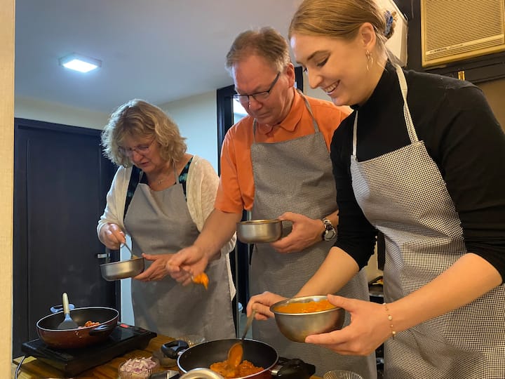 Направете млеко од куркума со сопственик на ресторан