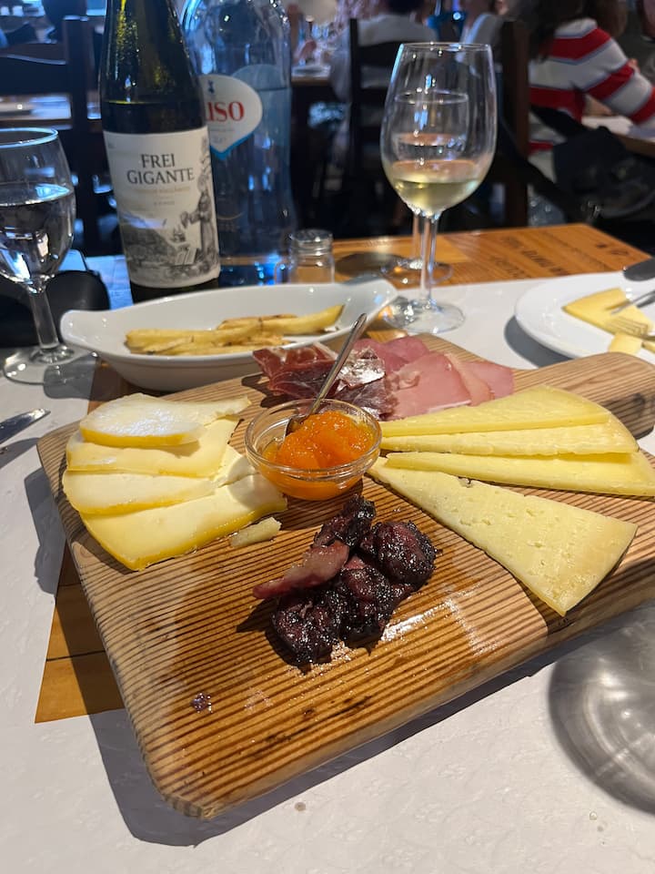 Насладете се на дегустация на сирене и вино