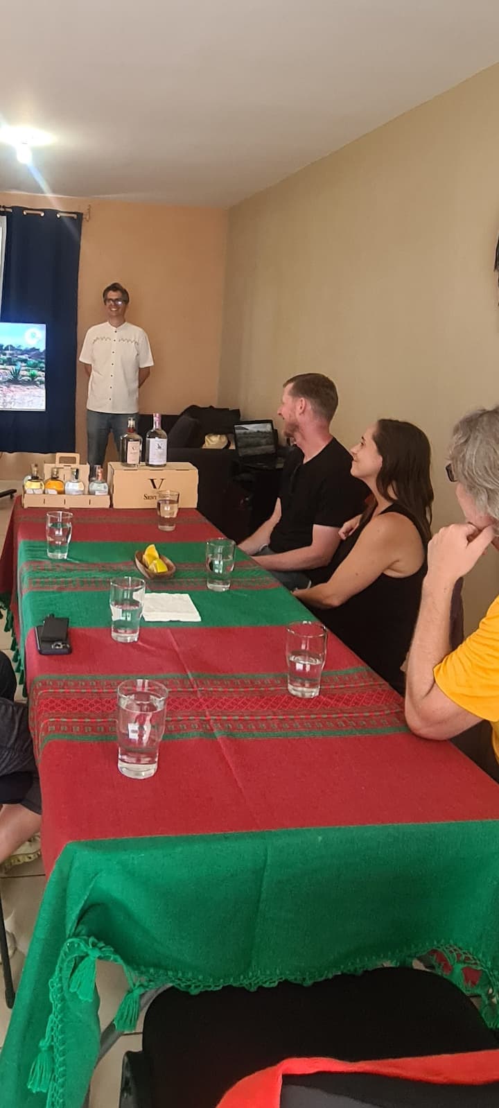 Ven a casa de Edgar a beber, comer y cantar