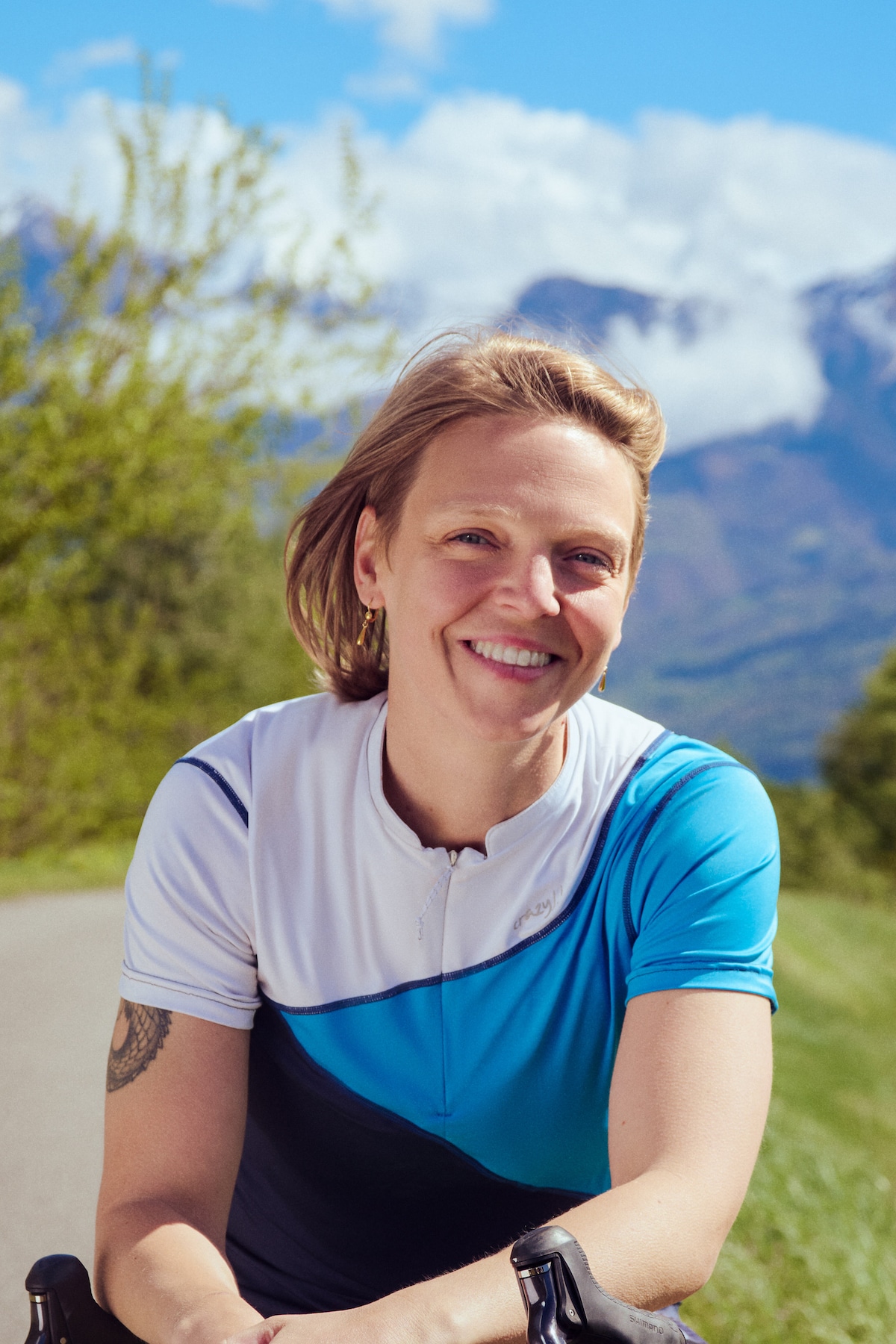 Pedala sui sentieri alpini con l'atleta olimpica Arianna Fontana