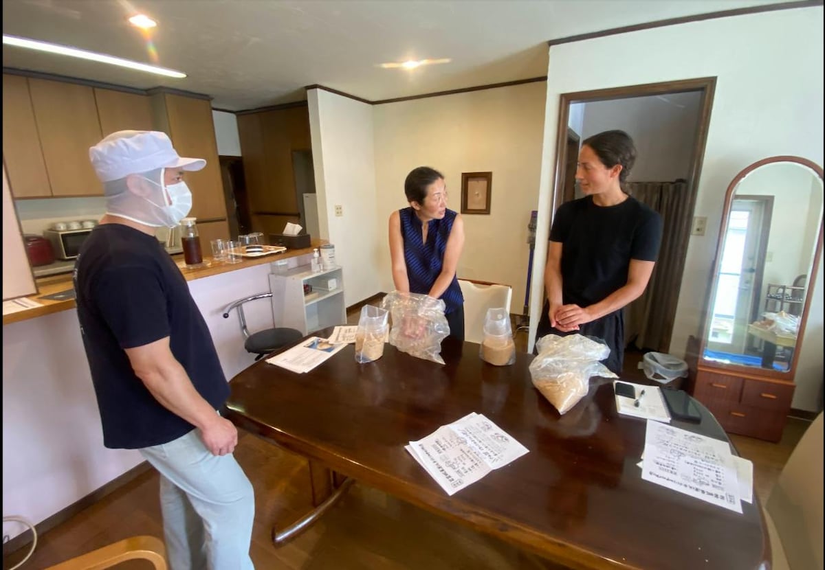 職人と手作り味噌を作ろう-Lets make  miso with a master-