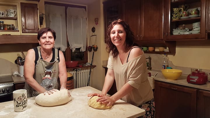 Clase de cocina toscana de la granja a la mesa con vino