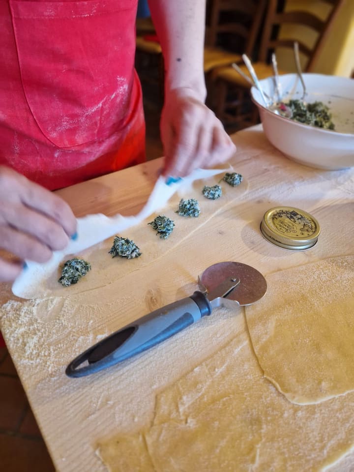 Clase de cocina toscana de la granja a la mesa con vino
