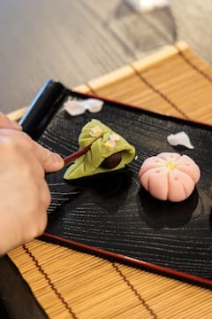 制作生菓子和菓子，并亲手泡抹茶