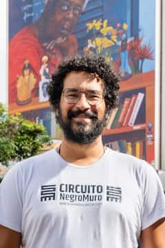 לצייר דיוקנאות של אייקונים ברזילאים שחורים בחוץ