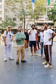 לצייר דיוקנאות של אייקונים ברזילאים שחורים בחוץ