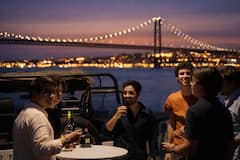 Recorrido nocturno privado por Lisboa en Jeep con comida y bebida