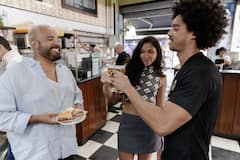 לצאת לסיור אוכל במסעדות מפורסמות במרכז העיר